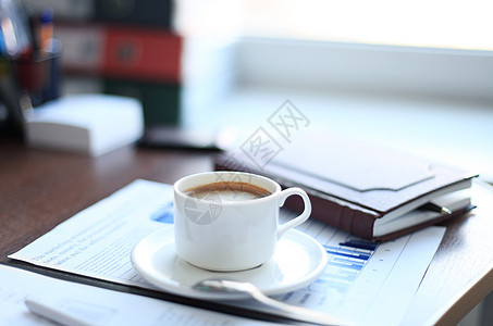 办公用品和桌边咖啡杯食物咖啡职业笔记日记铅笔工作软垫笔记纸笔记本图片