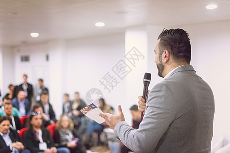 商务人士在会议室作讲演的讲演大学推介会手势经理演讲男人论坛习俗学习创业图片