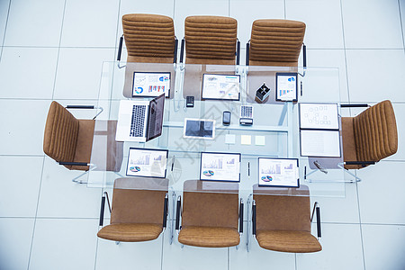 现代会议室中为商务会议业务伙伴配备的办公桌图片