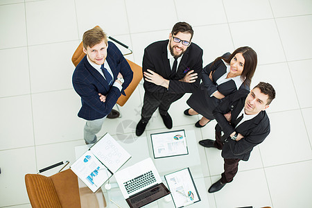 成功商业团队在办公室工作场所附近彼此相邻站立的成功商业团队以及文档组织技术头脑合伙讨论合作管理人员人士电脑图片