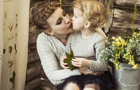 亲吻宝宝母性概念 热爱的母亲亲吻自己的小女儿背景