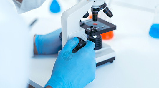 科学家设置了显微镜来工作 他正在做实验手套学习管子检查药品研究员保健微生物烧瓶技术图片