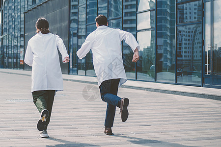 一组救援医生跑来提供紧急援助 b 救护人员女性护理人员女士建筑跑步街道工作医师卫生职员图片
