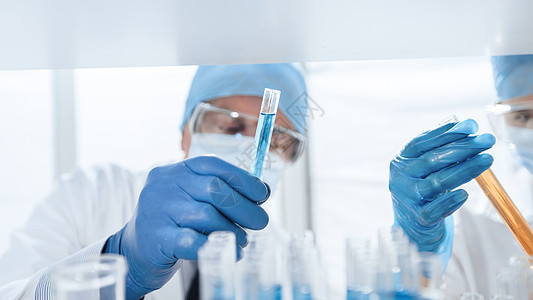 科学家们在生化实验室里用试管进行试验男人化学品生物烧瓶科学家手套诊断生物学面具化学图片