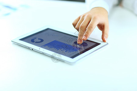 用手指触摸数字平板电脑的屏幕的商务人士办公室商务通讯工作上网座位市场男人机动性软垫图片