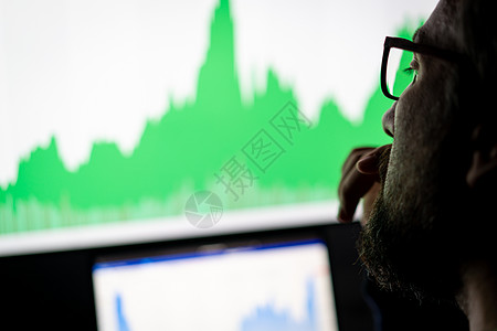 投资者分析员在电脑屏幕上查看 分析关于pc的金融图表数据银行业管理桌面显示屏购物统计互联网股票商务全球图片