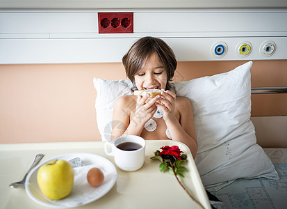 睡在医院的小可爱男孩病人食物午餐药品孩子说谎疾病童年盘子病床图片