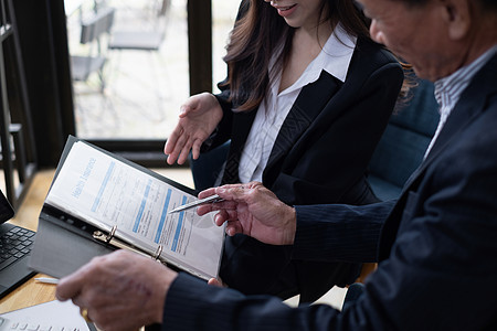 保险代理人提供并解释老年人的健康保险生活计划 选择人生计划和储蓄保险的成年男子图片