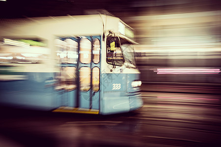 城市公交车在明亮的黑夜建筑速度景观电车交通旅行公共汽车夜生活场景街道图片