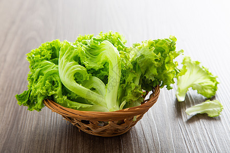 木制桌上的新鲜生菜蔬菜食品沙拉卫生草药食物叶子植物烹饪卷曲营养图片