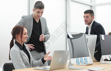 讨论办公室内存在的工作问题的商业小组会议讨论工作问题男性公司团体互动报告手势职员玻璃男人女性图片