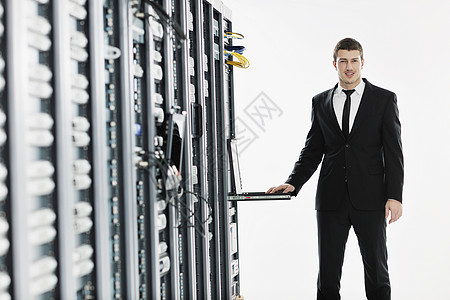 拥有网络服务器机房膝上型电脑的商务人士互联网技术安全数据中心防火墙领带局域网房间数据库图片