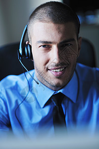 带耳机的商务人士顾客成人讲话麦克风帮助快乐服务公司中心操作员图片