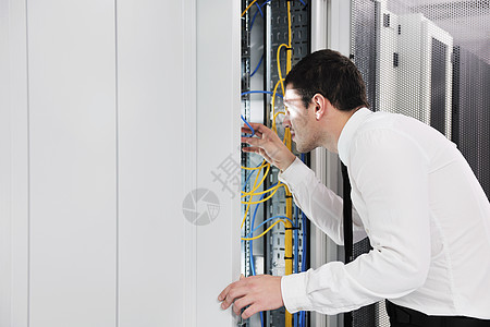 在数据中心服务器机房中 它年轻时就成为了复仇者供应商提供商工作男性互联网解决方案技术人士电缆房间图片