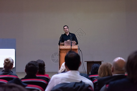 商务人士在会议室作讲演的讲演大学讲话商业男性教学企业家扬声器研究所大厅商务图片