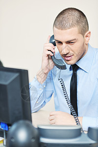 带耳机的商务人士成人男人求助公司经理服务台工人服务互联网推销图片