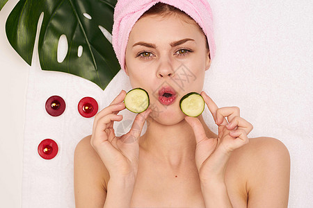 开心的女士在头部按摩浴缸上用粉色毛巾处理面罩面具卫生女孩女性治疗奢华说谎身体保健皮肤图片