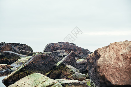 海滩上巨石群的近距离照片 自然景观图片