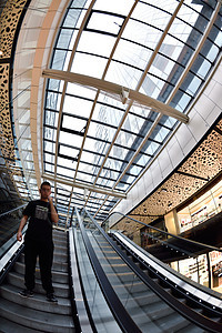 购物商场窗户城市商业衣服零售顾客通道画廊自动扶梯商品图片