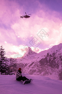 一支红色直升机救援队 救着一辆受伤滑雪车团队行动工艺季节运输高山飞行土地运动旅游图片