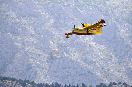 飞机放水着火行动农村灾难消防队员海洋蓝色海滩天空钻头背景图片