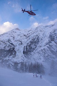 一支红色直升机救援队 救着一辆受伤滑雪车旅游运输服务情况工艺行动地区团队螺旋桨飞行图片