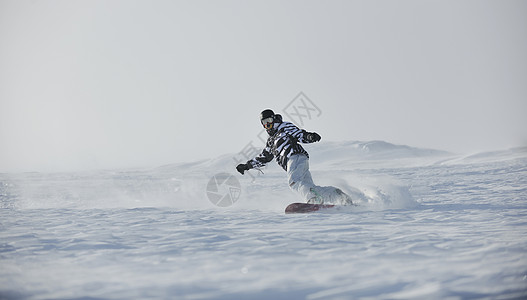 自由式滑雪机跳跃和骑滑雪木板运动男人旅行速度假期单板季节冻结图片
