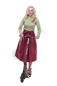 微笑着的女士在一辆电动摩托车上行驶男人车轮运输喜悦工具引擎衣服技术木板电气图片