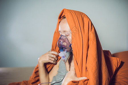 有流感或感冒症状的妇女用雾化器吸入  医学吸入疗法诊所孩子哮喘药品女士喷雾器疾病过敏温度面具图片