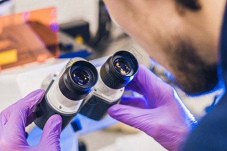 科学家在实验室研究共焦扫描显微镜以进行生物样本调查研究员工程师电路学习药品检查电脑数据生物学测试图片