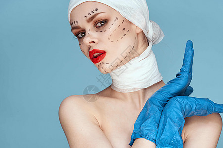 穿着蓝手套针筒的美女 在脸部举起式工作室生活方式上的轮廓程序手术嘴唇治疗诊所身体塑料护理药品成人图片
