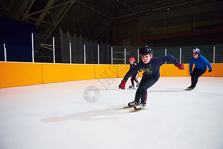 滑雪速度娱乐刀刃滑冰溜冰场女士团队头盔冰鞋赛跑者运动员图片