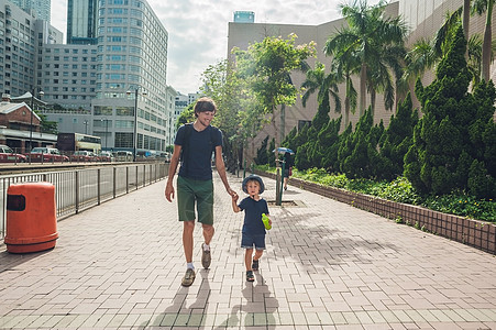 父亲和儿子在香港到处走来走去 带着孩子旅行的概念男生男人家庭闲暇爸爸父母童年女儿幸福乐趣图片