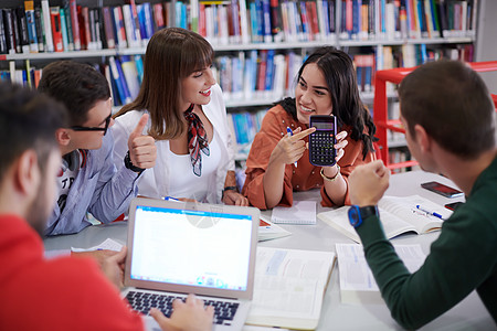 学生小组在现代大学的平板电脑上一起研究学校项目女性男性男人桌子同事教科书职场团队会议朋友们图片