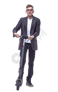 在全面成长 家伙是一个有电动滑板车的学生青年木板眼镜骑术电气生态广告牌轮子夹克车轮背景图片