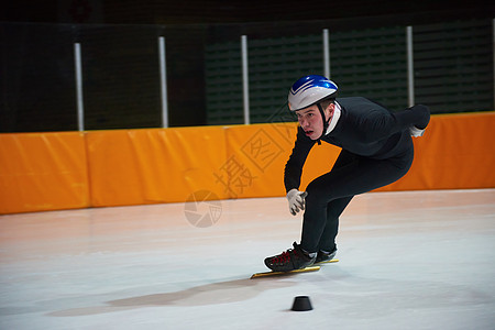 滑雪速度男人胜利训练头盔套装溜冰场游戏刀刃运动员安全图片