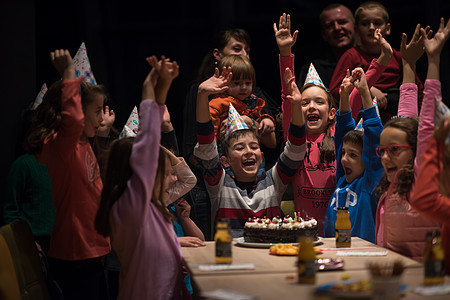年轻男孩欢喜地庆祝他的生日假期男生微笑喜悦女孩女孩们气球蛋糕孩子们朋友们图片