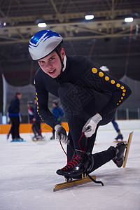 滑雪速度套装团队赛跑者安全胜利刀刃有氧运动训练游戏溜冰者图片