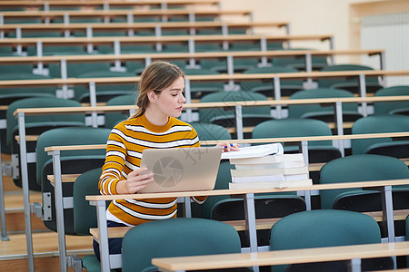 学生为学校班级作笔记的学生阅读女士工作知识图书小说成人微笑文学写作图片