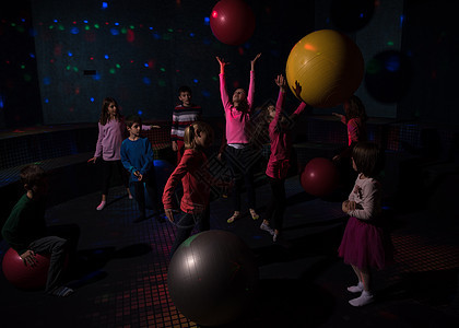 迪斯科儿童晚会舞蹈孩子闲暇童年假期娱乐运动享受庆典女孩图片