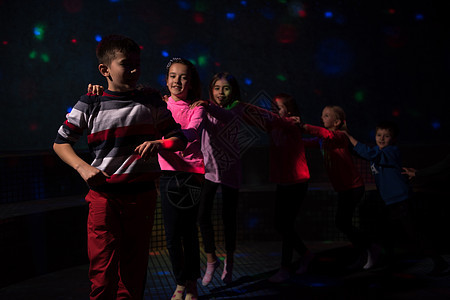 迪斯科儿童晚会享受音乐会节日女孩俱乐部微笑舞蹈音乐庆典快乐图片