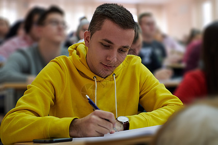 教师节中秋节高中学生在高中学习时作笔记的学生会议教室教育课堂家庭作业青少年数学青春期图书馆男生背景