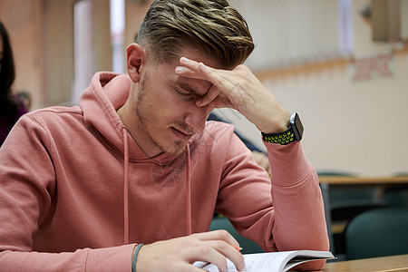 学生在课堂上头痛阅读眼睛学习青少年困惑男人情绪压力症状男性图片
