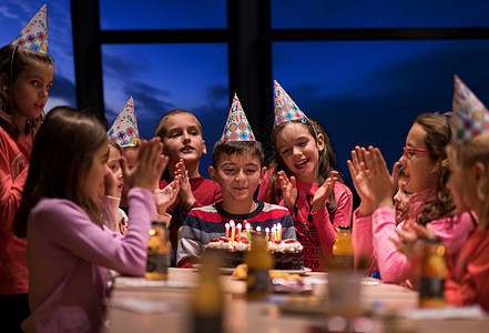 年青男孩生日晚会朋友们天空桌子庆典喜悦团体派对女孩们房间微笑图片