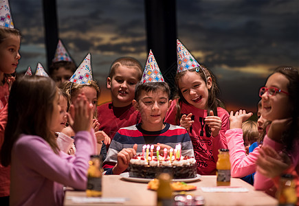 年青男孩生日晚会男孩们喜悦快乐乐趣房间蛋糕派对帽子庆典孩子们图片
