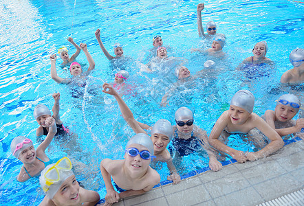 游泳池中儿童群体男性水池微笑班级女性女孩乐趣学习青年团体图片