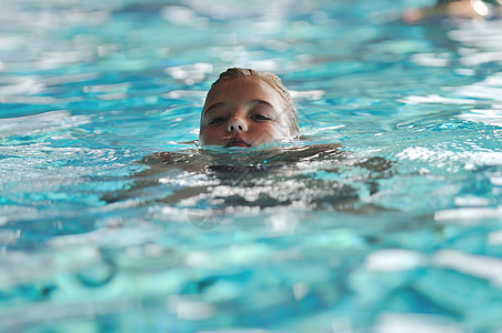 游泳池游乐女孩假期青年孩子闲暇快乐热带运动水池孩子们图片