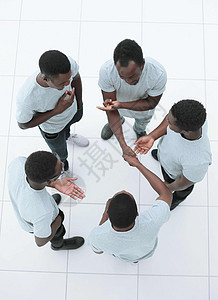 男生在朋友中间握手 站在他们的朋友面前学生成功黑色谈判教育男人伙计们青年朋友们手势图片