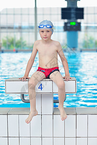 游泳池儿童肖像教育青年风镜女孩游泳娱乐水池游泳者童年假期图片