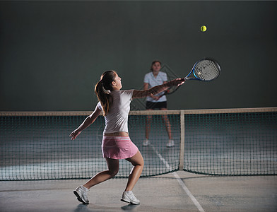 室内玩网网球游戏的年轻女孩微笑女性快乐球拍女孩们运动娱乐玩家优胜者夫妻图片